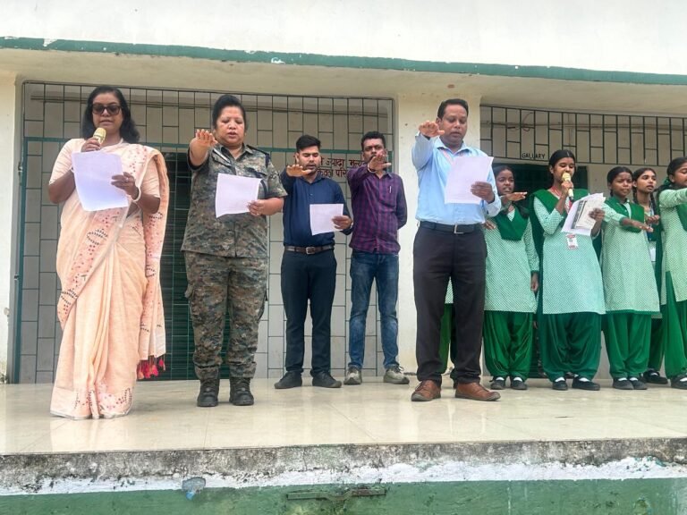 मुख्यमंत्री उत्कृष्ट नदिया हिन्दू हाई स्कूल लोहरदगा में सड़क सुरक्षा और साईबर क्राइम जागरूकता संगोष्ठी का आयोजन किया गया।