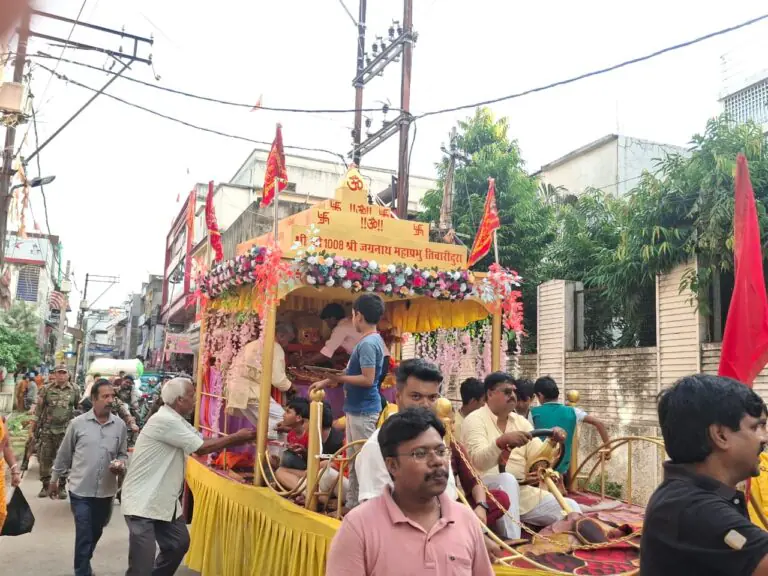 मौसीबाड़ी से अपने धाम लौटे भगवान जगन्नाथ, रथ खींचने को उमड़ा भक्तों का सैलाब