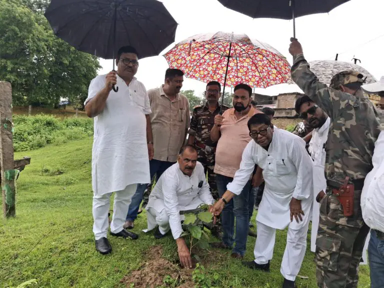 पासवा के वृक्षारोपण अभियान के तहत ओपा गांव में हुआ पौधारोपण, पर्यावरण संरक्षण का लिया संकल्प*