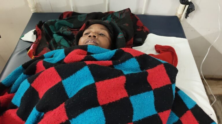 खेत से लौट रही महिला को लगा करंट, अस्पताल में भर्ती