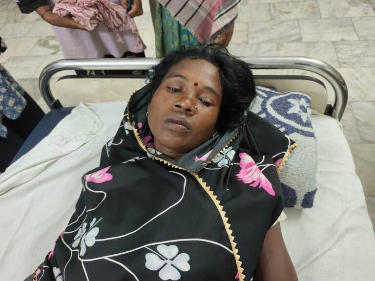 खेत में रोपा व बिचड़ा उखाड़ने के दौरान तीन महिलाओं को जहरीले सांपों ने डसा