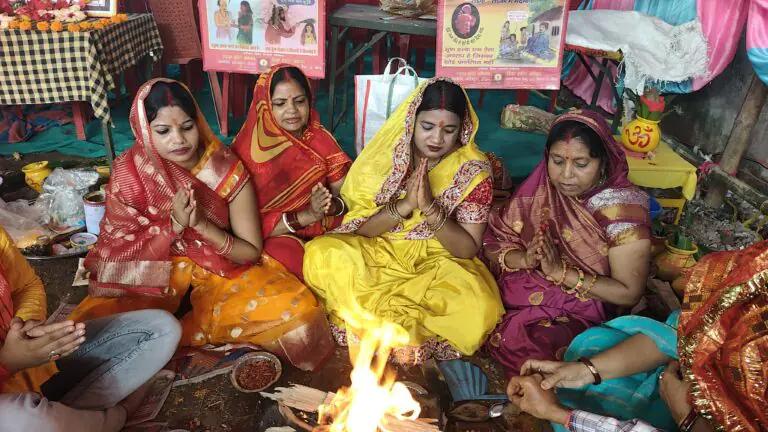 प्रज्ञा पुराण कथा: पूर्णाहुति, आरती और गुरु दीक्षा के साथ अनुष्ठान का भव्य समापन