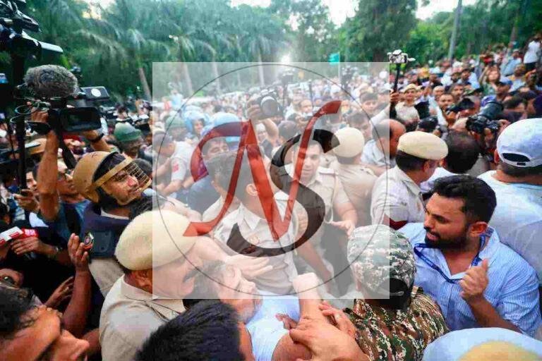 पीएम आवास तक कांग्रेस का मार्च, राहुल-प्रियंका समेत कई नेता हिरासत में