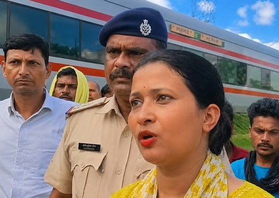 दबंगों ने आरक्षित सीट पर कब्जा कर दरोगा दंपती को पीटा, विरोध में काशीचक स्टेशन पर 1 घंटे तक ट्रेन के इंजन के आगे खड़ी रहीं महिला दारोगा