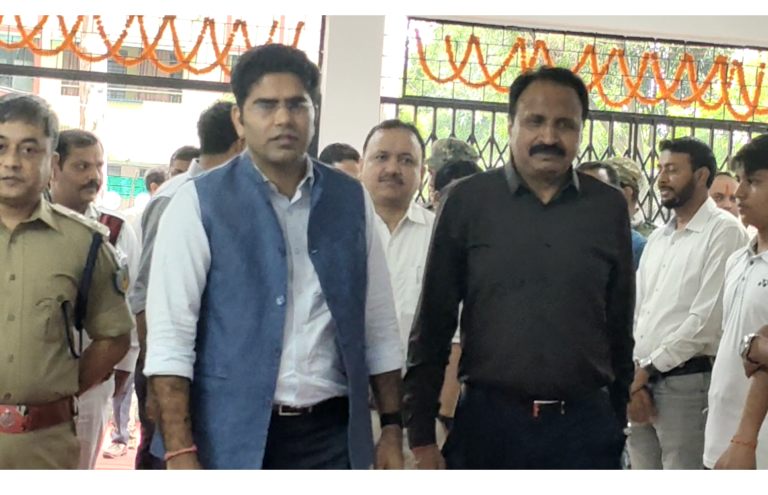 हलधर गिरधर इंडोर स्टेडियम का हुआ शुभारंभ, खिलाड़ियों को मिले तीन बैडमिंटन कोर्ट और आधुनिक जिम