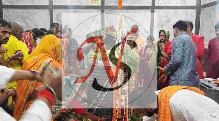 पहली सोमवारी पर उमड़ी आस्था की बाढ़, सहस्त्र शिवलिंग पर हुआ जलाभिषेक