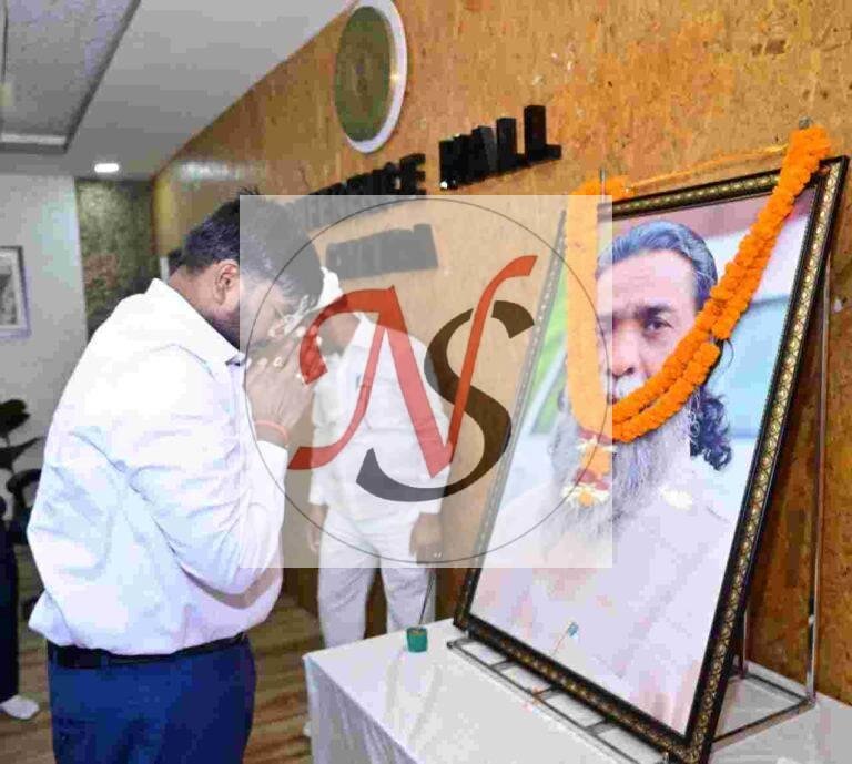 दिशोम गुरु की प्रथम पुण्यतिथि पर समाहरणालय में श्रद्धांजलि सभा आयोजित