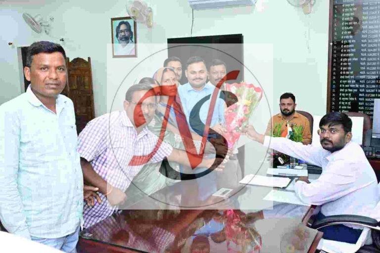मुख्य सड़क बदहाल, पांच पंचायतों के मुखियाओं ने डीसी से लगाई गुहार