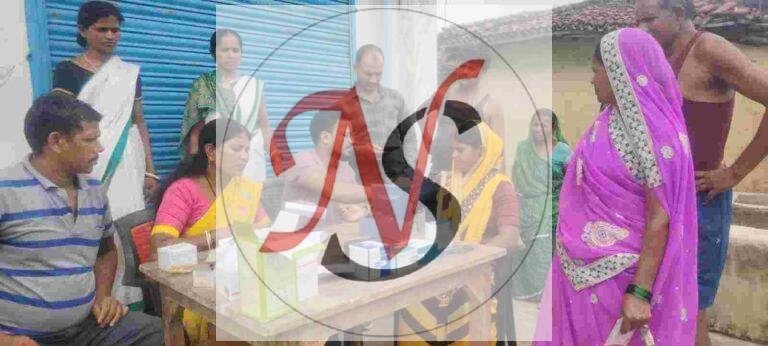 लगा स्वास्थ्य शिविर, ग्रामीणों की हुई बीपी-शुगर जांच