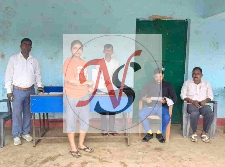 विशेष कैंप का बीडीओ ने किया निरीक्षण, मतदाता सूची पुनरीक्षण कार्य का लिया जायजा