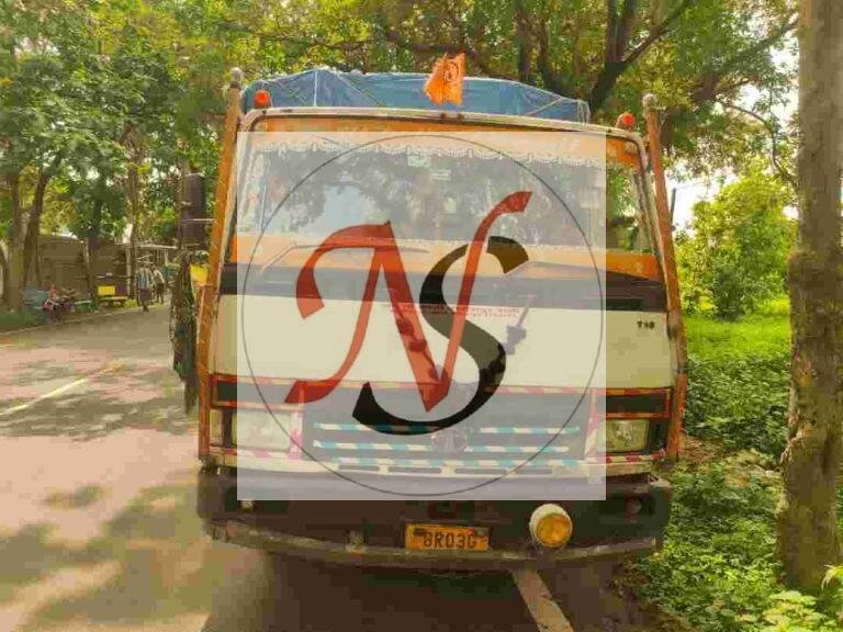 ग्रामीणों ने मवेशी लदा ट्रक पकड़ा, पुलिस को सौंपा