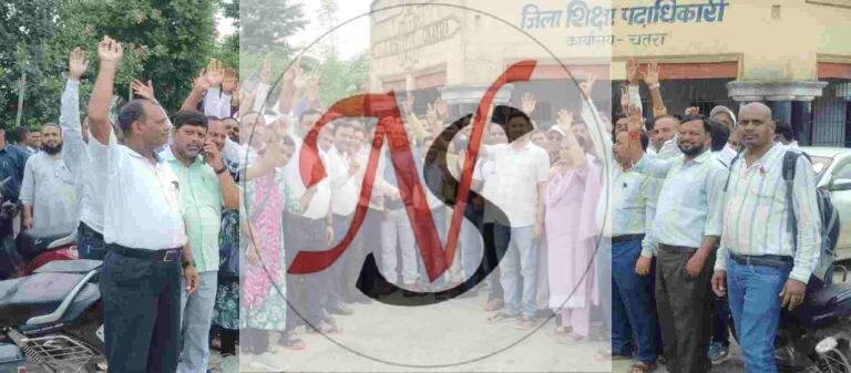 तीन माह से वेतन लंबित, माध्यमिक शिक्षकों ने डीईओ कार्यालय घेरा