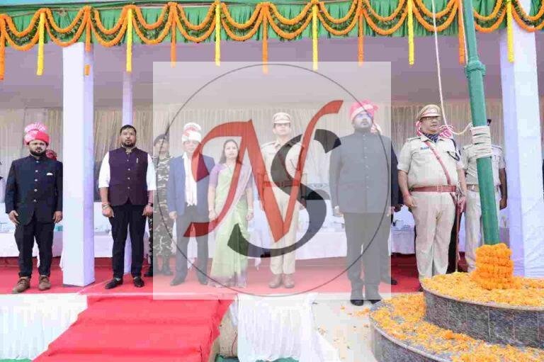 चतरा में शान से लहराया तिरंगा, विकास की उपलब्धियों का भी हुआ बखान