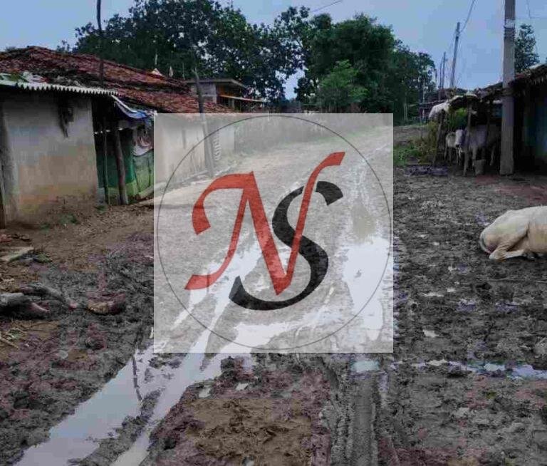 बरसात में कीचड़ में तब्दील हुई मसूरिया की ग्रामीण सड़क