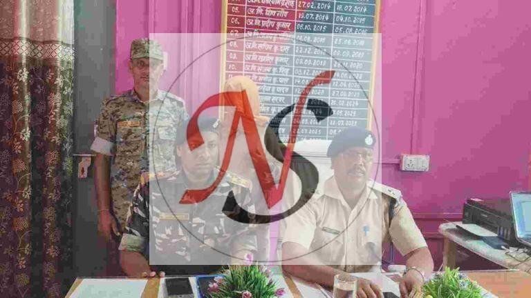 दिनदहाड़े घर से 25 हजार रुपये समेत सामान चोरी, भाग रहे आरोपी को ग्रामीणों की मदद से पुलिस ने दबोचा