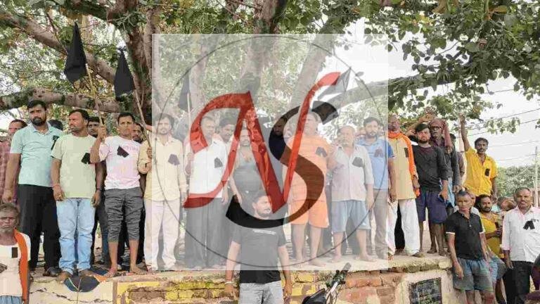 रेल लाइन का विरोध, काली पट्टी लगाकर ग्रामीणों का प्रदर्शन