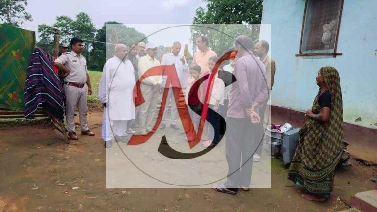सड़क हादसे में मृत चालक के परिवार से मिले सांसद