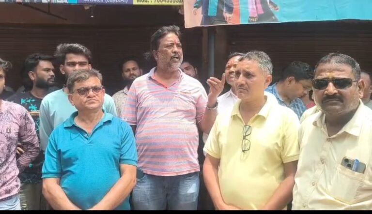 शुभम साहू हत्याकांड के विरोध में शहर पूरी तरह ठप: चैंबर के आह्वान पर स्वतः बंद रहे बाजार, चक्का जाम