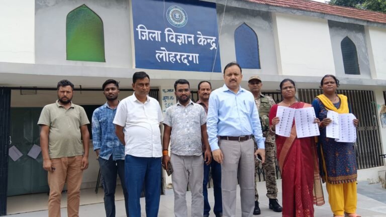 72-लोहरदगा विधानसभा क्षेत्र में मतदाता सूची के प्रारूप का हुआ प्रकाशन, अधिकारियों ने किया निरीक्षण