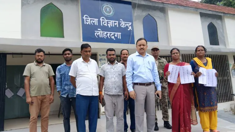 72-लोहरदगा विधानसभा क्षेत्र में मतदाता सूची के प्रारूप का हुआ प्रकाशन, अधिकारियों ने किया निरीक्षण