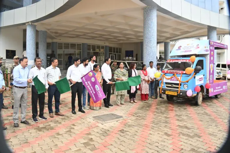 बिरसा प्रधानमंत्री फसल बीमा योजना के तहत जागरूकता रथ को उपायुक्त ने किया रवाना