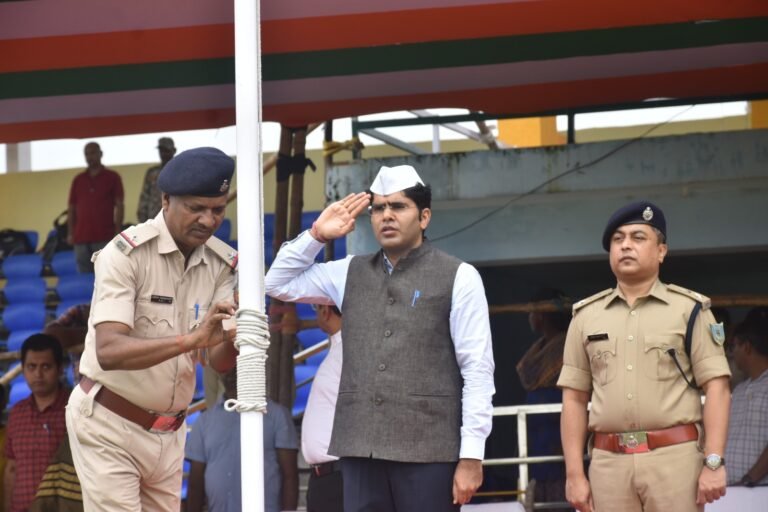 *स्वतंत्रता दिवस समारोह को लेकर उपायुक्त ने किया परेड रिहर्सल का निरीक्षण