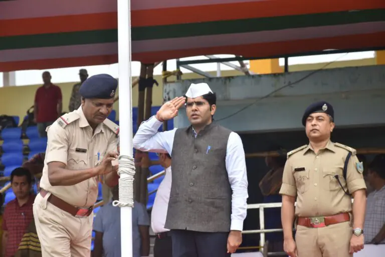 *स्वतंत्रता दिवस समारोह को लेकर उपायुक्त ने किया परेड रिहर्सल का निरीक्षण