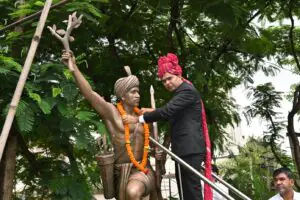 उपायुक्त संदीप कुमार मीणा धरती आबा को किया
माल्यार्पण