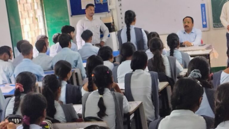 डीडीसी ने राजकीयकृत प्लस टू चुन्नीलाल उच्च विद्यालय का किया निरीक्षण, विद्यार्थियों को NEET एवं प्रतियोगी परीक्षाओं की तैयारी के लिए किया प्रेरित