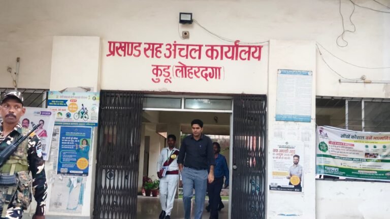 उपायुक्त संदीप कुमार मीना ने कुडू अंचल कार्यालय का किया निरीक्षण, राजस्व एवं प्रशासनिक कार्यों की समीक्षा