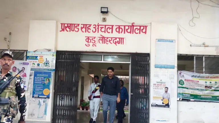 उपायुक्त संदीप कुमार मीना ने कुडू अंचल कार्यालय का किया निरीक्षण, राजस्व एवं प्रशासनिक कार्यों की समीक्षा