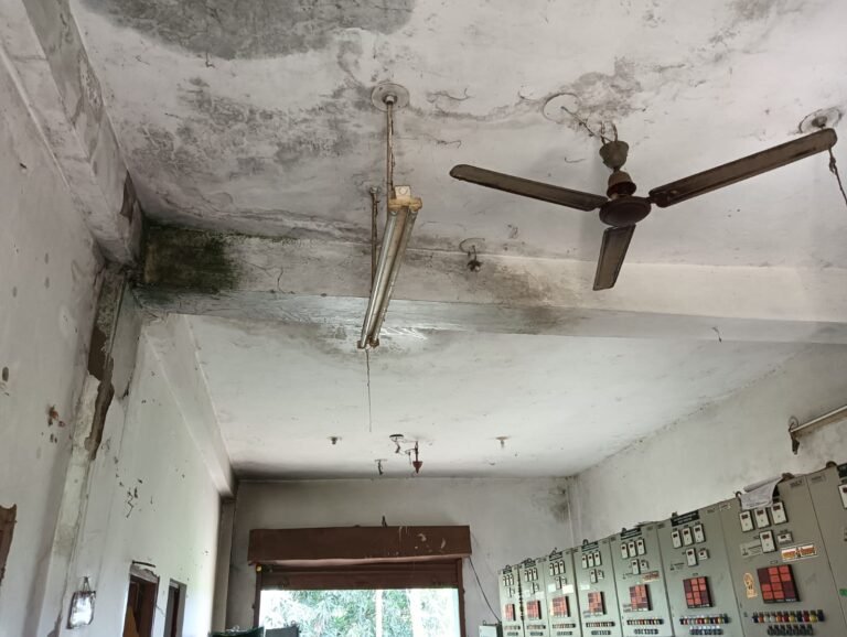 जर्जर पावर ग्रिड भवन में जान जोखिम में डालकर ड्यूटी कर रहे बिजलीकर्मी