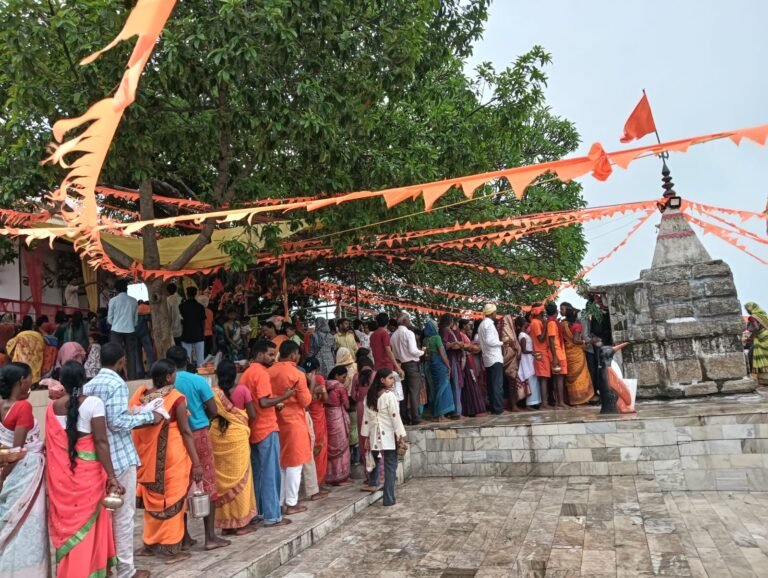 सावन पूर्णिमा पर अखिलेश्वर धाम में उमड़े श्रद्धालु, रक्षाबंधन पर बहनों ने पहले की शिव आराधना फिर बांधी राखी