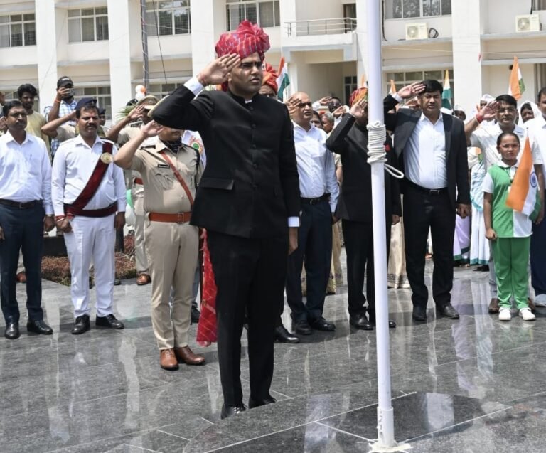 महापुरुषों की प्रतिमाओं पर माल्यार्पण कर किया गया नमन, विभिन्न सरकारी कार्यालयों में हुआ ध्वजारोहण