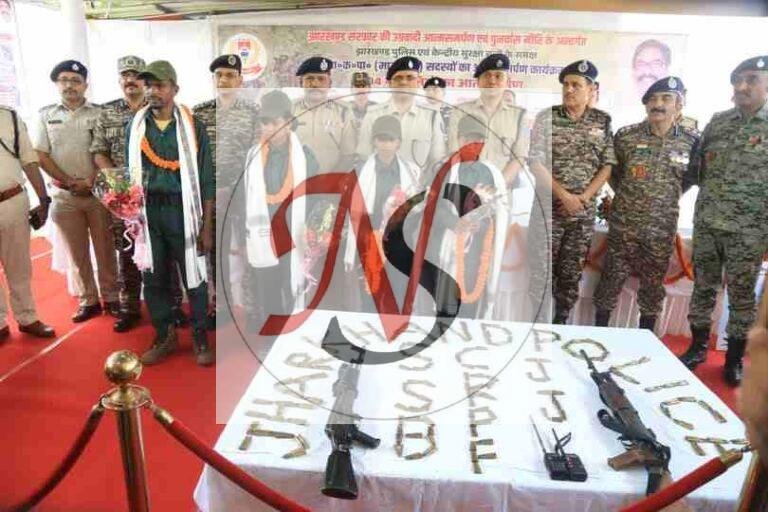 10 लाख के इनामी समेत 4 नक्सलियों ने किया आत्मसमर्पण