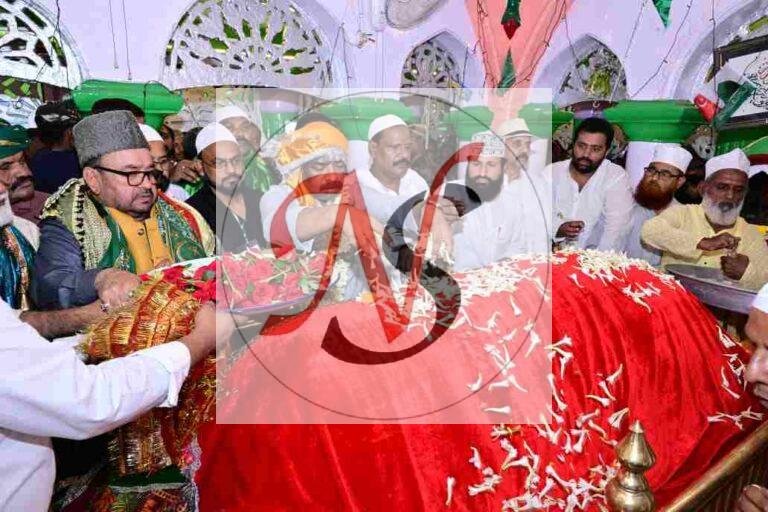 219वें उर्स में पहुंचे CM हेमंत सोरेन, चादरपोशी कर मांगी अमन-चैन की दुआ