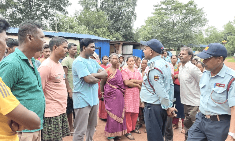 रोपवे बंद करा के मजदूरों ने किया विरोध प्रदर्शन, हिंडाल्को के खिलाफ जमकर की नारेबाजी