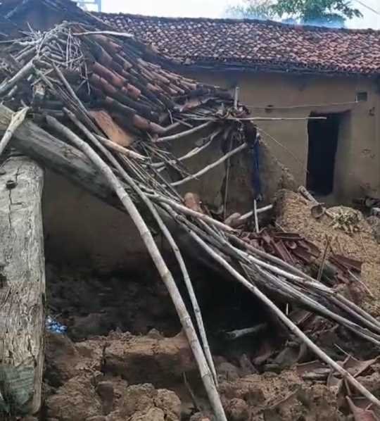 बारिश में धराशायी हुआ गरीब का आशियाना