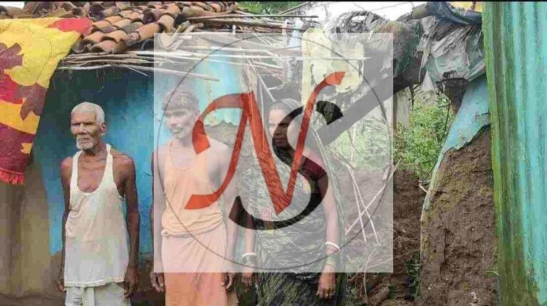 तेज बारिश में मिट्टी का घर भरभराकर गिरा