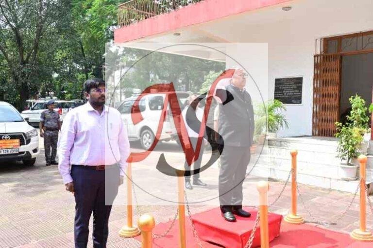 प्रमंडलीय आयुक्त ने किया अपर समाहर्ता कार्यालय का निरीक्षण, लंबित मामलों के समयबद्ध निष्पादन का निर्देश
