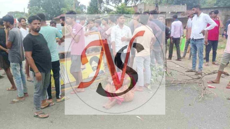 डंपर की चपेट में आने से युवक की मौके पर मौत, आक्रोशित ग्रामीणों ने सड़क जाम की