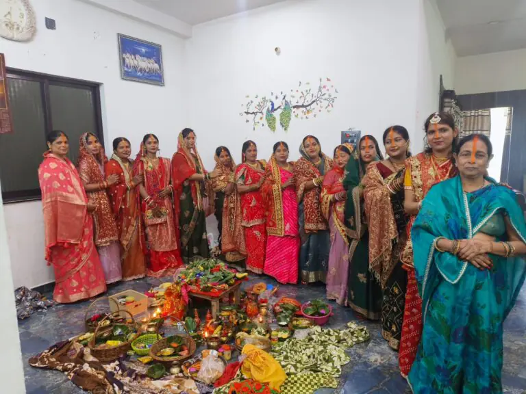 पति की लंबी उम्र के लिए महिलाओं ने रखा निर्जला व्रत