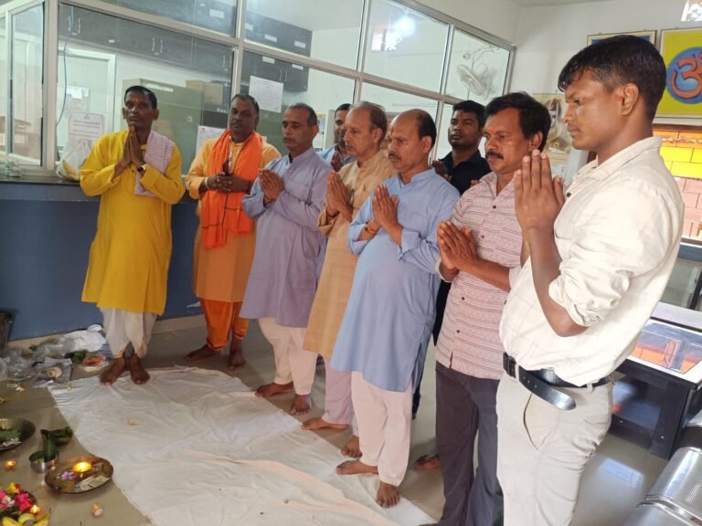 शीला अग्रवाल सरस्वती विद्या मंदिर, लोहरदगा में श्रद्धा एवं उल्लास के साथ मनाई गई विश्वकर्मा पूजा