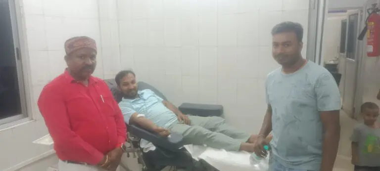 जय श्रीराम समिति ने दो जरूरतमंद मरीजों को रक्त देकर पेश की मानवता की मिसाल