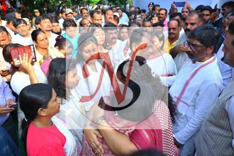 द्वादशकर्म में पहुंचे मुख्यमंत्री, स्व. सुदिव्य कुमार सोनू को दी श्रद्धांजलि