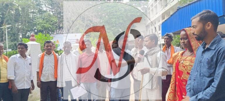सड़क-बिजली को तरसते गुबे गांव के 50-60 ग्रामीण पहुंचे चतरा, विधायक और उपायुक्त से लगाई गुहार