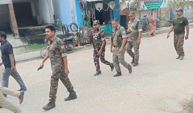 बाजार से गांवों तक निकला पुलिस का फ्लैग मार्च, सुरक्षा का दिया भरोसा, असामाजिक तत्वों को कड़ा संदेश