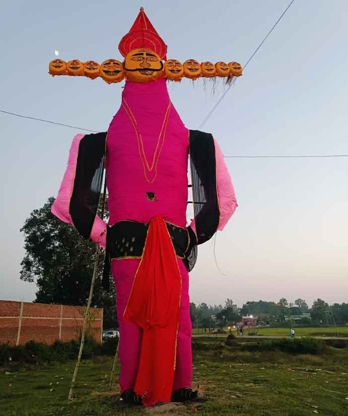 परोका कला में 51 फीट का रावण दहन: दो घंटे धू-धू कर जला, मेले में उमड़ी भीड़; सड़क जाम