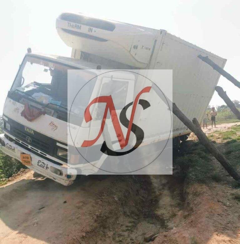 जर्जर सड़क के गड्ढे में फंसा कंटेनर, पलटने से बचा; कई घंटे ठप रहा आवागमन