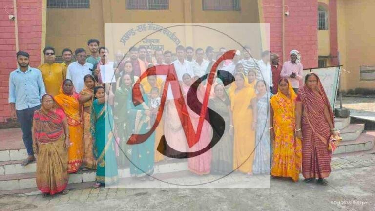 छठ घाट की जमीन पर कब्जे का आरोप, ग्रामीणों ने अंचल कार्यालय में किया प्रदर्शन